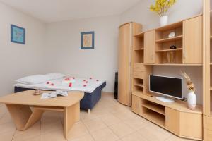 Televízia a/alebo spoločenská miestnosť v ubytovaní Pejzażowa Apartment Metro Wilanowska Mokotów by Noclegi Renters
