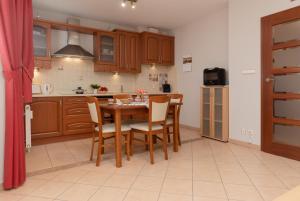 Kuchyňa alebo kuchynka v ubytovaní Pejzażowa Apartment Metro Wilanowska Mokotów by Noclegi Renters