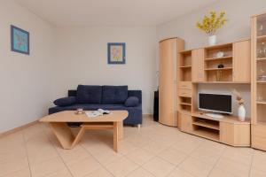Televízia a/alebo spoločenská miestnosť v ubytovaní Pejzażowa Apartment Metro Wilanowska Mokotów by Noclegi Renters