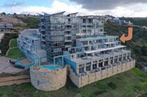 un gran edificio se muestra con una foto de él en Nautica Flat 301, en Mossel Bay