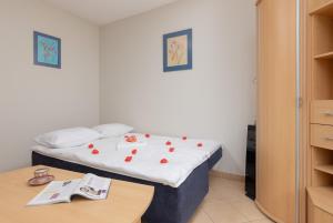 Posteľ alebo postele v izbe v ubytovaní Pejzażowa Apartment Metro Wilanowska Mokotów by Noclegi Renters