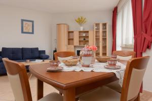 Posedenie v ubytovaní Pejzażowa Apartment Metro Wilanowska Mokotów by Noclegi Renters