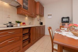 Kuchyňa alebo kuchynka v ubytovaní Pejzażowa Apartment Metro Wilanowska Mokotów by Noclegi Renters