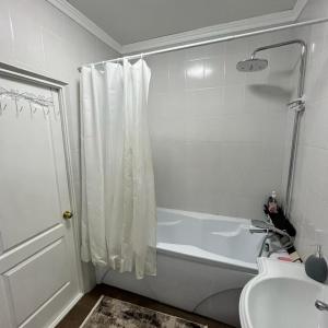 Een badkamer bij Однокомнатная ВИП "Жана Кала" новый микрорайон в центре Костаная