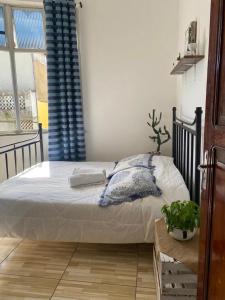 a bedroom with a bed and a window at Salvador Dance-Hall Cuartos Privados in Salvador