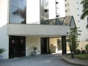 a large building with a walkway in front of it at Bienal First Class Flat Service in São Paulo