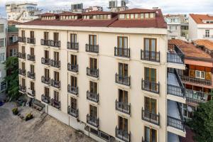 un edificio de apartamentos en una ciudad con balcones en Monnas Suite en Estambul