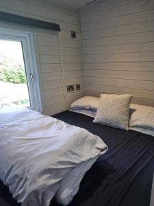 Llit o llits en una habitació de Glamping Hut - Riverside 6