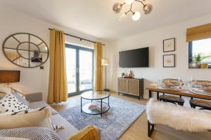 un soggiorno con divano e tavolo di Honeysuckle - 1 Bedroom Luxury Apartment by Mint Stays a Bristol