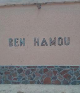 un cartel en una pared que lee Ben Hammond en Kasbah ben hamou, en Nkob