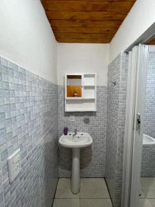 a bathroom with a sink and a toilet and a tub at Casa del Río in Puerto Iguazú