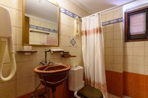 uma casa de banho com um lavatório, um WC e um chuveiro em Eros Pittoresque Retreats - Perfect location, Panoramic Seaview em Koroni