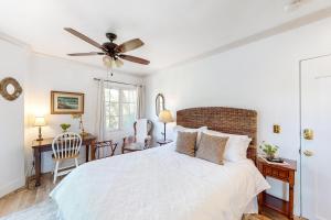 um quarto com uma cama e uma ventoinha de tecto em San Miguel em Santa Bárbara