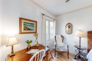 een kamer met een bureau en stoelen en een tafel met een lamp bij San Miguel in Santa Barbara