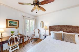 sypialnia z łóżkiem, wentylatorem sufitowym i biurkiem w obiekcie San Miguel w mieście Santa Barbara