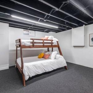 - une chambre avec des lits superposés dans l'établissement The Wendover - Entire Home near Lake Michigan!, à Norton Shores