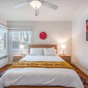 - une chambre avec un grand lit blanc et deux lampes dans l'établissement The Wendover - Entire Home near Lake Michigan!, à Norton Shores