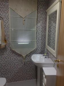 een badkamer met een wastafel en een spiegel bij Candelario in Candelario