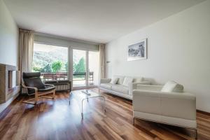 sala de estar con sofá y silla en Cadro Garden by Quokka 360 - flat with garden view, en Lugano