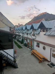 ラシュノフにあるPensiunea Casa Munteanu Râșnovの太陽光パネルを設けた建物群