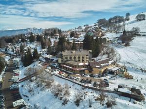 ブレントーニコにあるHotel Dolomitiの雪山の町