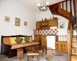 sala de estar con sofá y mesa en Nefeli, en Palaios Panteleimon
