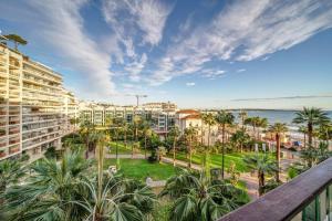 desde el balcón de un complejo con vistas a la playa en Appartements Croisette Grand Hôtel en Cannes