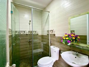 Hotel Cù Lao 2 : حمام مع دش ومرحاض ومغسلة