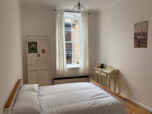 Giường trong phòng chung tại Lovely 1-Bed Apartment in Glasgow Merchant City