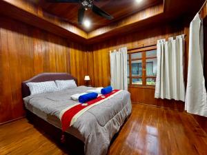 een slaapkamer met een bed met blauwe kussens erop bij Shine of Hill Lamai Koh Samui in Lamai +50 foto's