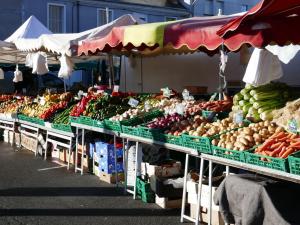 トゥールにあるBlanqui Loftの果物・野菜の市場