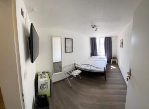 A television and/or entertainment centre at Kränzlin Hotel