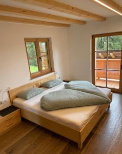 een slaapkamer met een groot bed in een kamer bij Kröllhof in Vallarga