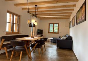 een eetkamer en een woonkamer met een tafel en stoelen bij Kröllhof in Vallarga