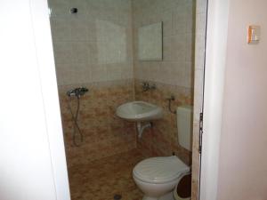 y baño con aseo y lavamanos. en Стаи за гости" Герови", en Nesebar