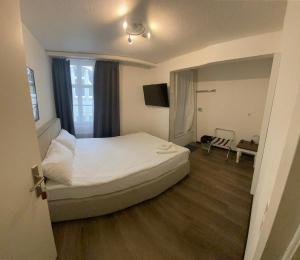 A bed or beds in a room at Kränzlin Hotel