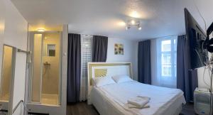 Cama ou camas em um quarto em Kränzlin Hotel