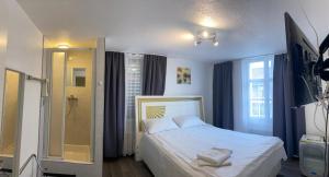 A bed or beds in a room at Kränzlin Hotel