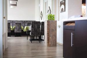 - une cuisine avec une table et des chaises dans la chambre dans l'établissement Strandvilla an der Kaiserwiese, à Norderney