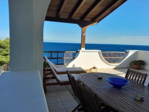 un patio con tavolo, sedie e vista sull'oceano di Marina a Marittima