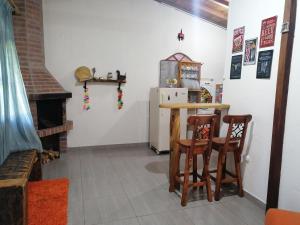 uma cozinha com uma mesa, 2 cadeiras e um frigorífico em Finca la Mariposa, Santa Elena em Santa Elena