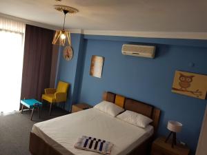 een slaapkamer met een bed met een blauwe muur bij Retro Suites in Istanbul