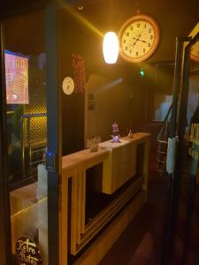 een kamer met een klok aan de muur en een aanrecht bij Retro Suites in Istanbul