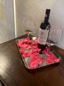 ein Tablett mit einer Flasche Wein und zwei Weingläsern in der Unterkunft Lo Scoglio dei Volsci in Nettuno