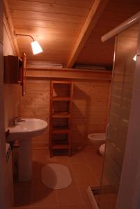 uma casa de banho com um lavatório e um WC em Da Irene em Mestre