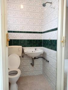 een badkamer met een toilet en een wastafel bij SB PRIMA VILLA APRTMENT in Tanah Rata