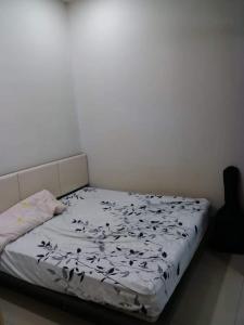 een slaapkamer met een bed met zwarte vogels erop bij SB PRIMA VILLA APRTMENT in Tanah Rata