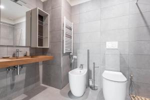 Palazzo '900 Design Flats - L'Orologiaio في بادوفا: حمام مع مرحاض ومغسلة