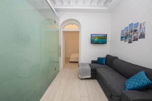 un soggiorno con divano e TV di Casa di Vito a Mykonos Città