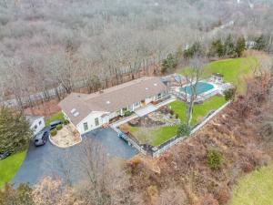 una vista aérea de una casa con piscina y patio en Stunning, Private House in the Hills - Extra calm! en Monroe